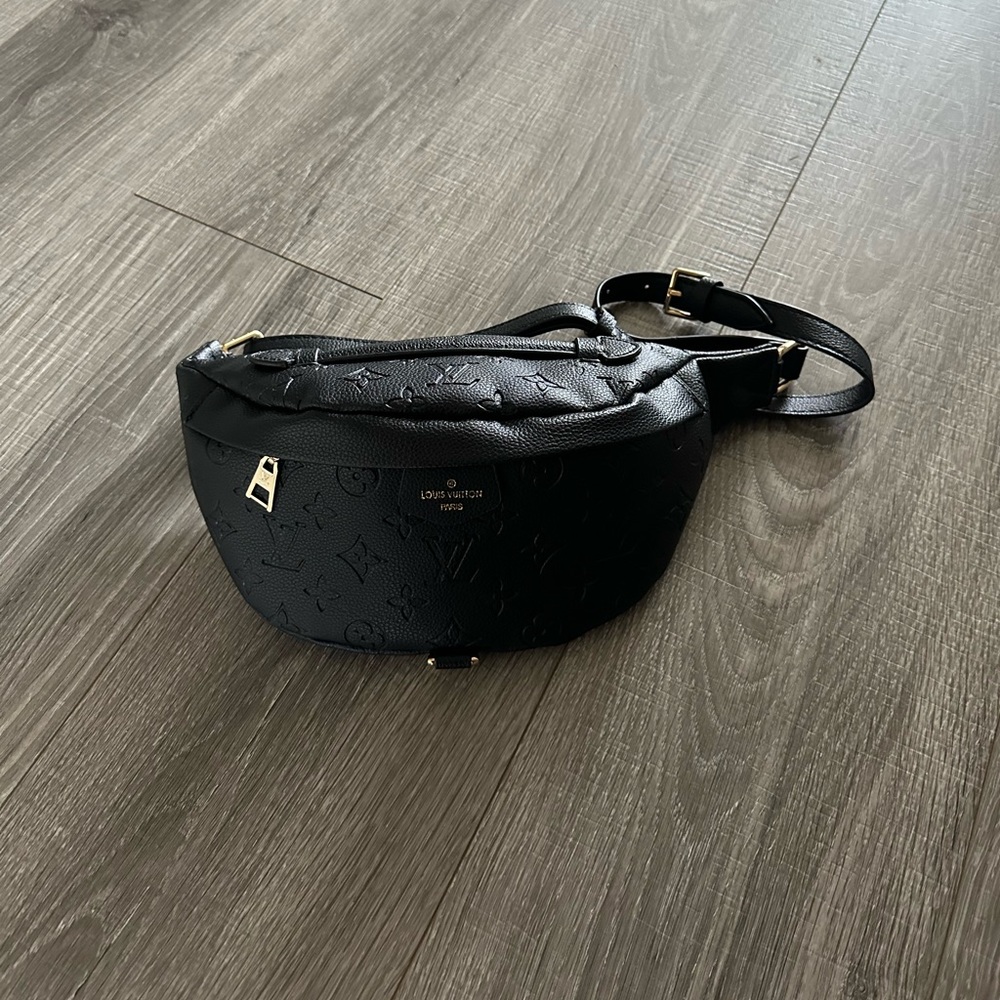 black faux leather sling bag ✨🪩